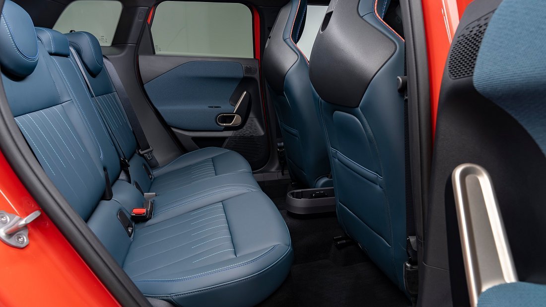 Mini Aceman SE (2024-…) задние сиденья, пассажирские сиденья, пространство для ног, пространство над головой, интерьер