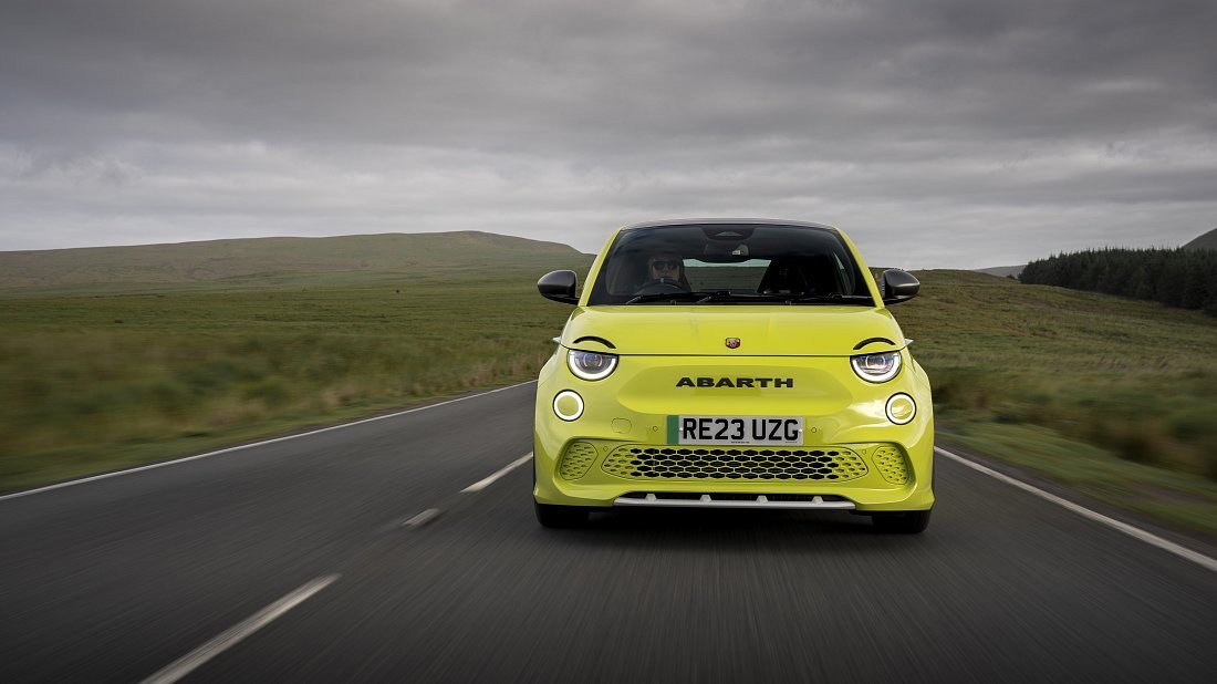 Abarth 500e Hatchback (2023-…) передняя часть, решетка радиатора, фары, бампер, экстерьер