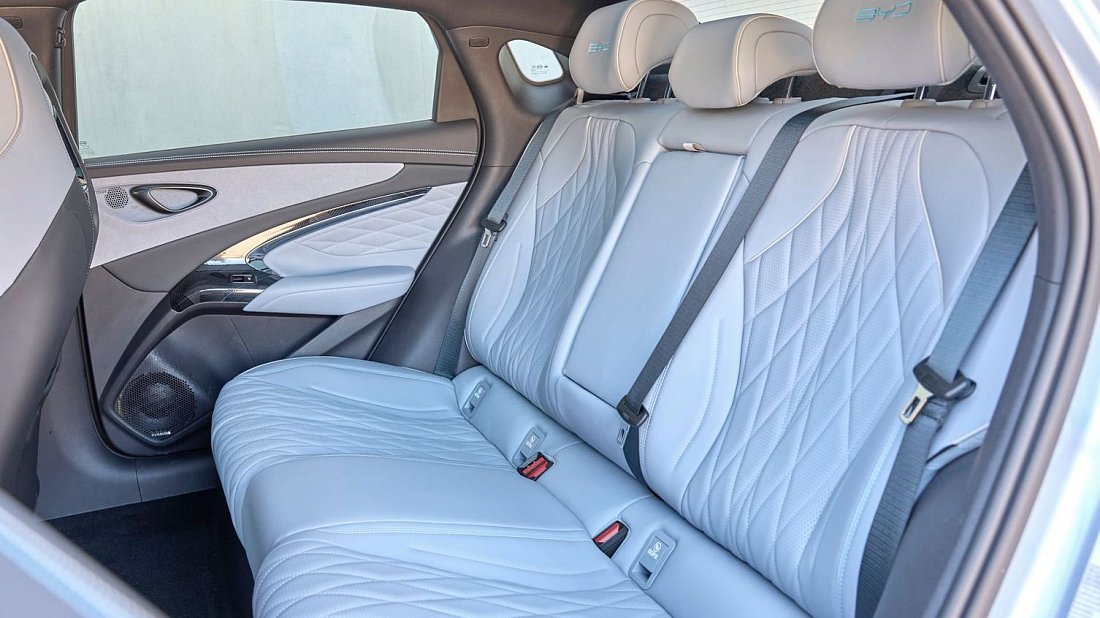 BYD Seal Comfort RWD (2025-…) задние сиденья, пассажирские сиденья, пространство для ног, пространство над головой, интерьер