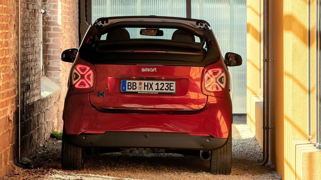 Smart EQ fortwo cabrio (2020-2023) вид сзади, задние фонари, багажник, спойлер, эмблема, бампер, экстерьер