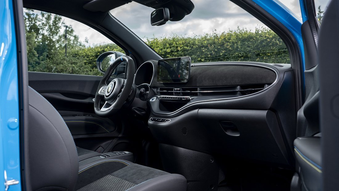 Abarth 500e Convertible (2023-…) интерьер, переднее сиденье, водительское сиденье, приборная панель, рулевое колесо, информационно-развлекательная система, кокпит