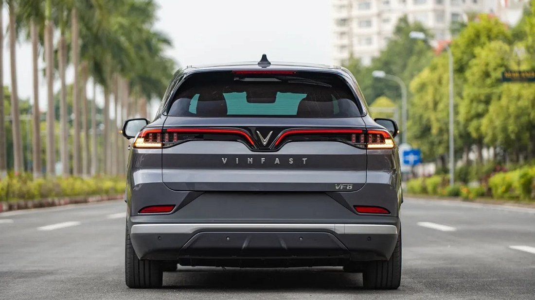 VinFast VF 8 Plus (2024-…) вид сзади, задние фонари, багажник, спойлер, эмблема, бампер, экстерьер