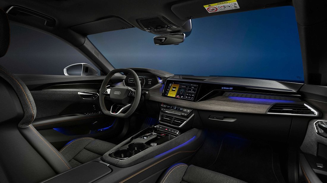 Audi e-tron GT S (2024-…) интерьер, переднее сиденье, водительское сиденье, приборная панель, рулевое колесо, информационно-развлекательная система, кокпит