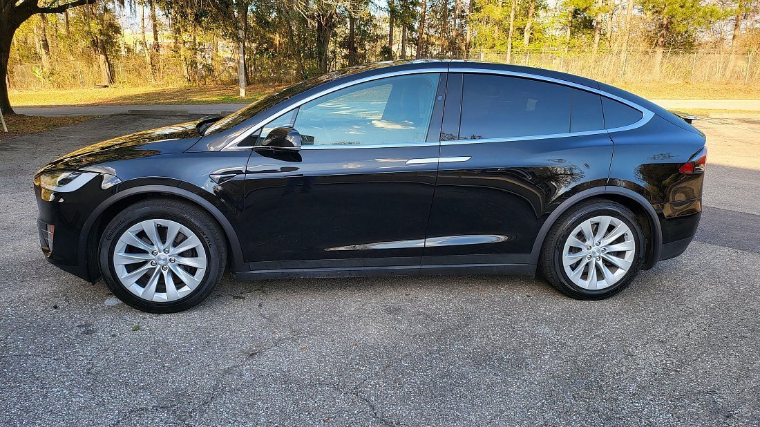 Tesla Model X Standard Range (2019-2020) вид сбоку, силуэт, двери, колеса, экстерьер