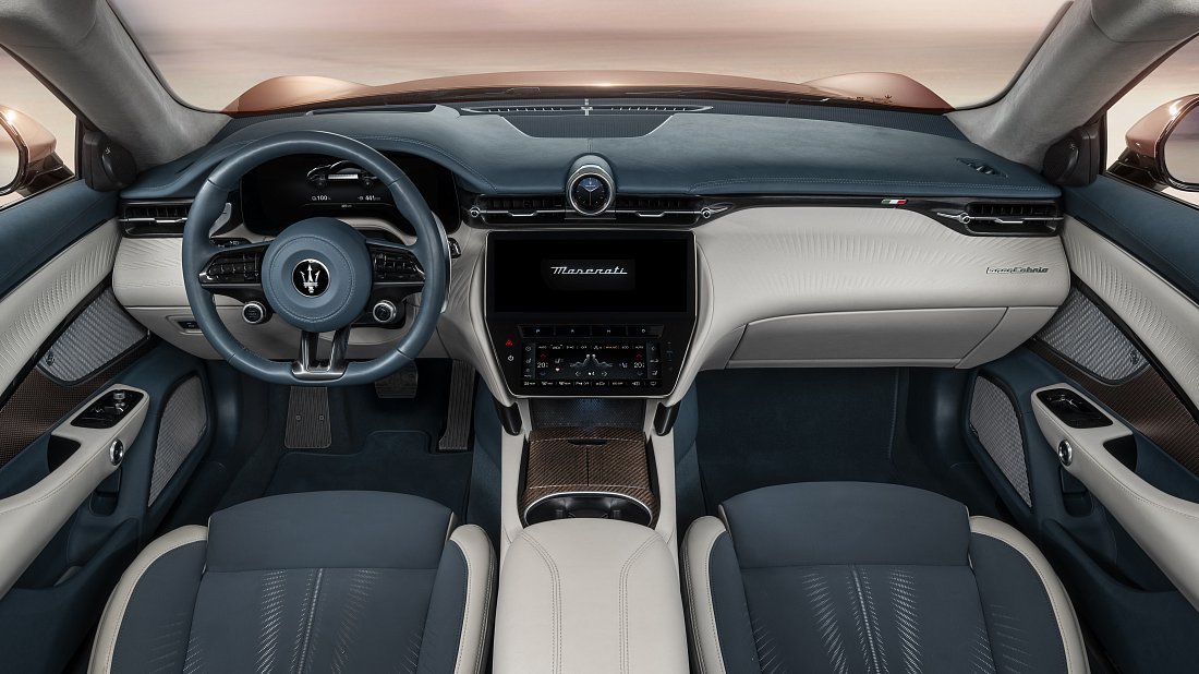 Maserati GranCabrio Folgore (2024-…) интерьер, переднее сиденье, водительское сиденье, приборная панель, рулевое колесо, информационно-развлекательная система, кокпит