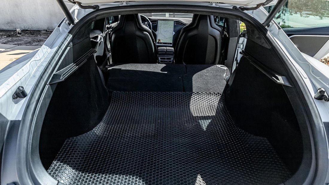 Tesla Model S 85D (2015-2016) багажник, увеличенный объем, сиденья сложены, максимальный объем, максимальный груз, максимальная вместимость, максимальное пространство для хранения