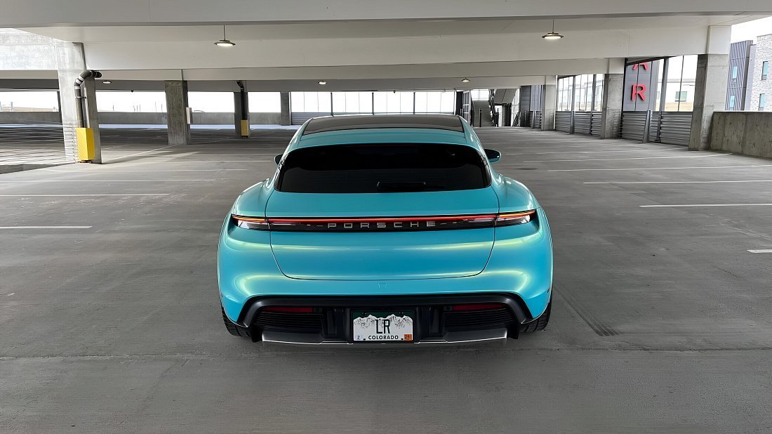 Porsche Taycan Turbo S Sport Turismo (2022-2024) вид сзади, задние фонари, багажник, спойлер, эмблема, бампер, экстерьер