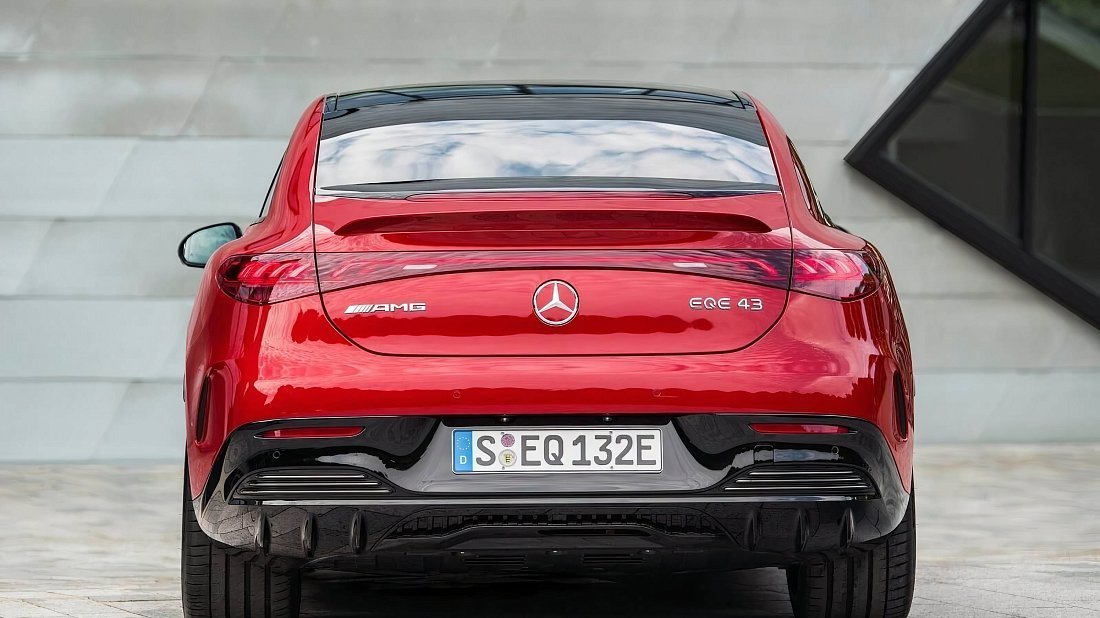 Mercedes EQE AMG 53 4MATIC+ (2022-…) вид сзади, задние фонари, багажник, спойлер, эмблема, бампер, экстерьер