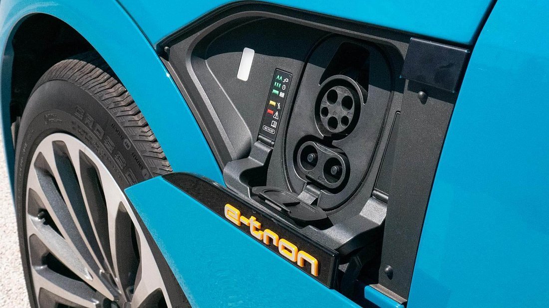 Audi e-tron 55 quattro (2019-2022) порт для зарядки (США), зарядка, разъем, штекер, коннектор