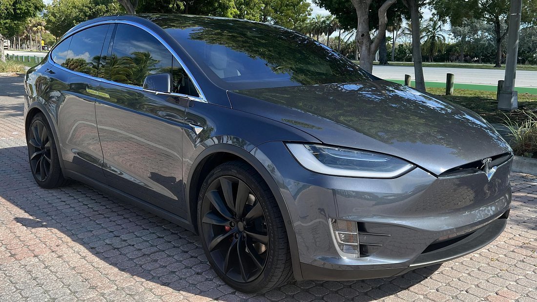 Tesla Model X Performance (2019-2020) вид спереди, спереди сбоку, по диагонали, экстерьер