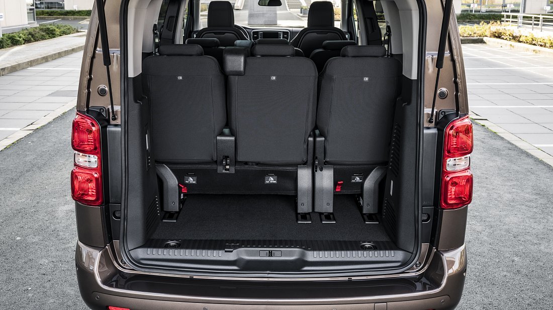 Toyota Proace Verso Electric M 50 kWh (2021-2024) багажник, сиденья подняты, грузовое пространство, объем багажника, вместимость багажника, место для хранения