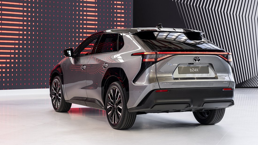 Toyota bZ4X (bZ) AWD (2025-…) задняя часть в три четверти, вид в три четверти, диагональ, экстерьер