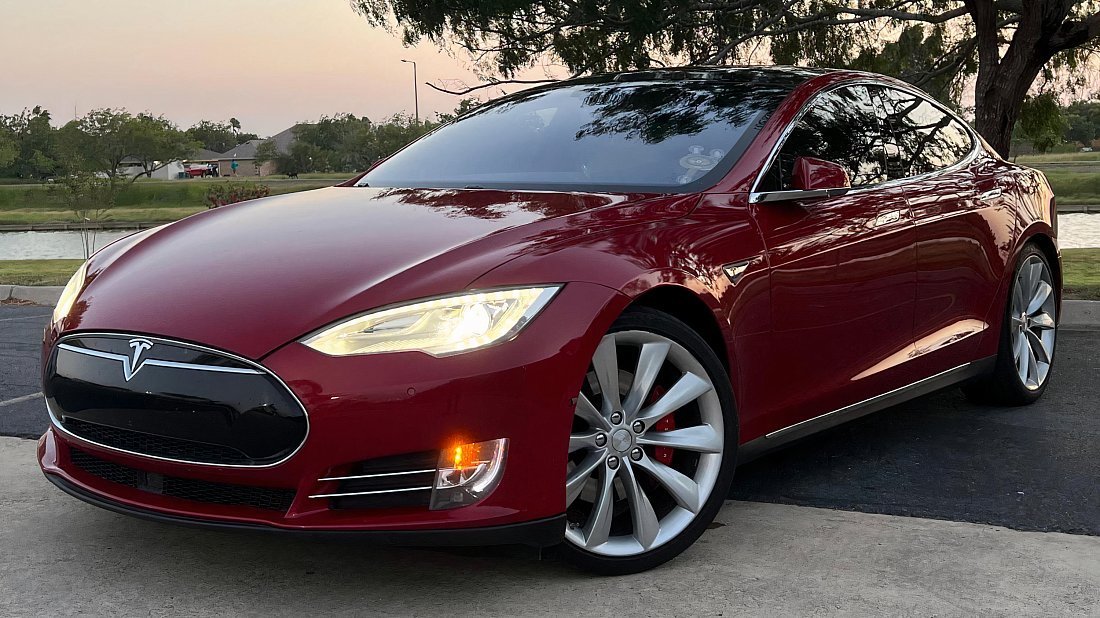 Tesla Model S P85 (2012-2014) вид спереди, спереди сбоку, по диагонали, экстерьер