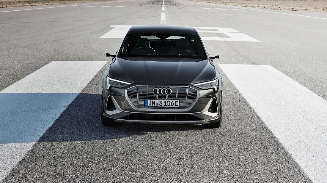 Фото Audi e-tron Sportback S (2020-2022) вид спереди