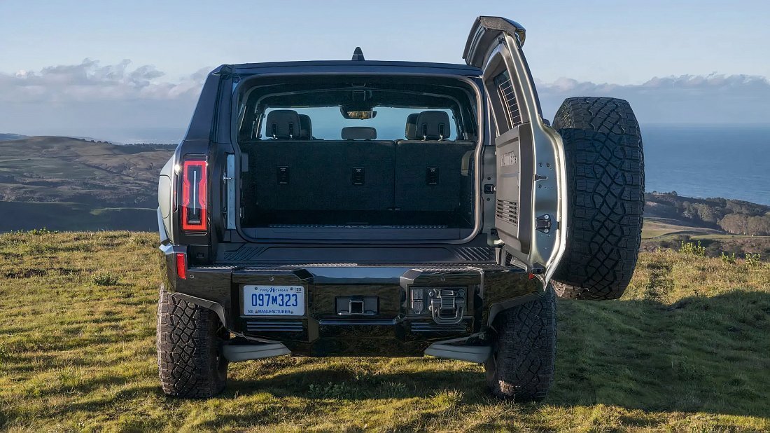 GMC Hummer EV SUV 3X (2023-…) багажник, сиденья подняты, грузовое пространство, объем багажника, вместимость багажника, место для хранения