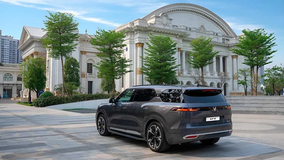 VinFast VF 9 Eco (2024-…) задняя часть в три четверти, вид в три четверти, диагональ, экстерьер
