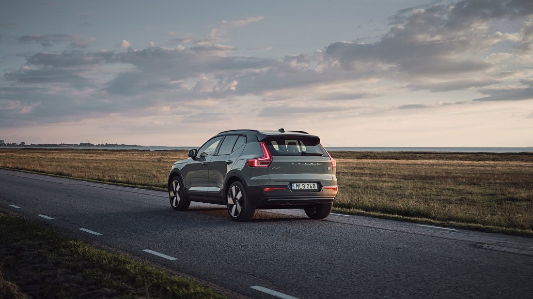 Volvo XC40 Recharge (EX40) Pure Electric (2022) задняя часть в три четверти, вид в три четверти, диагональ, экстерьер