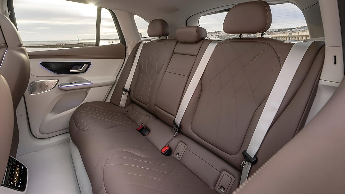 Mercedes EQE SUV 300 (2023-…) задние сиденья, пассажирские сиденья, пространство для ног, пространство над головой, интерьер