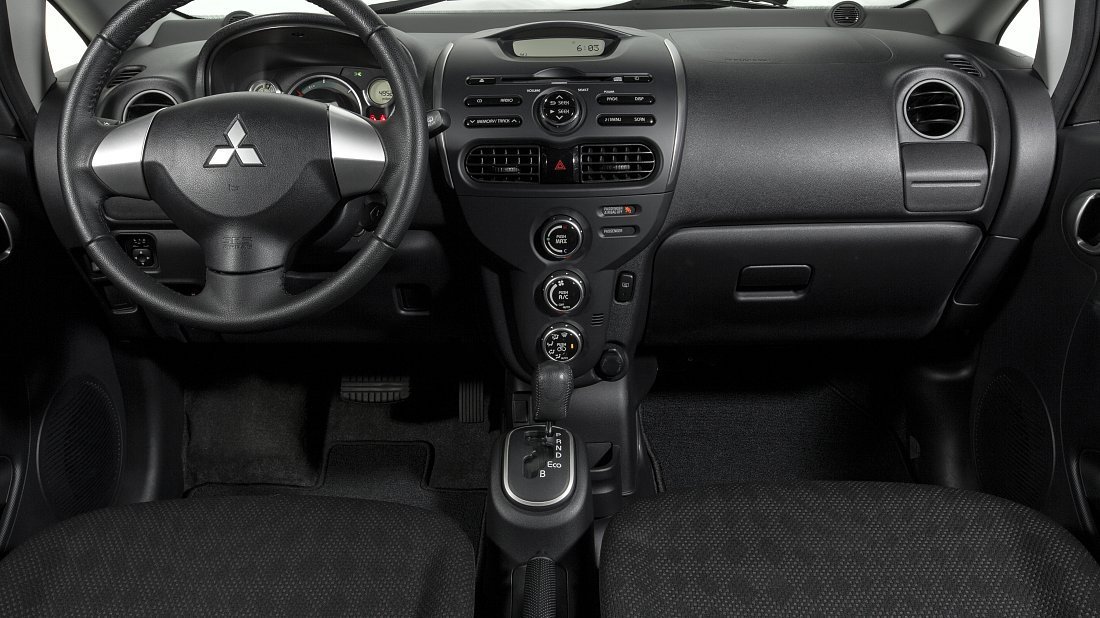 Mitsubishi i-MiEV Gen 1 (2010-2021) интерьер, переднее сиденье, водительское сиденье, приборная панель, рулевое колесо, информационно-развлекательная система, кокпит