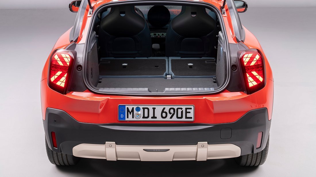 Mini Aceman SE (2024-…) багажник, увеличенный объем, сиденья сложены, максимальный объем, максимальный груз, максимальная вместимость, максимальное пространство для хранения