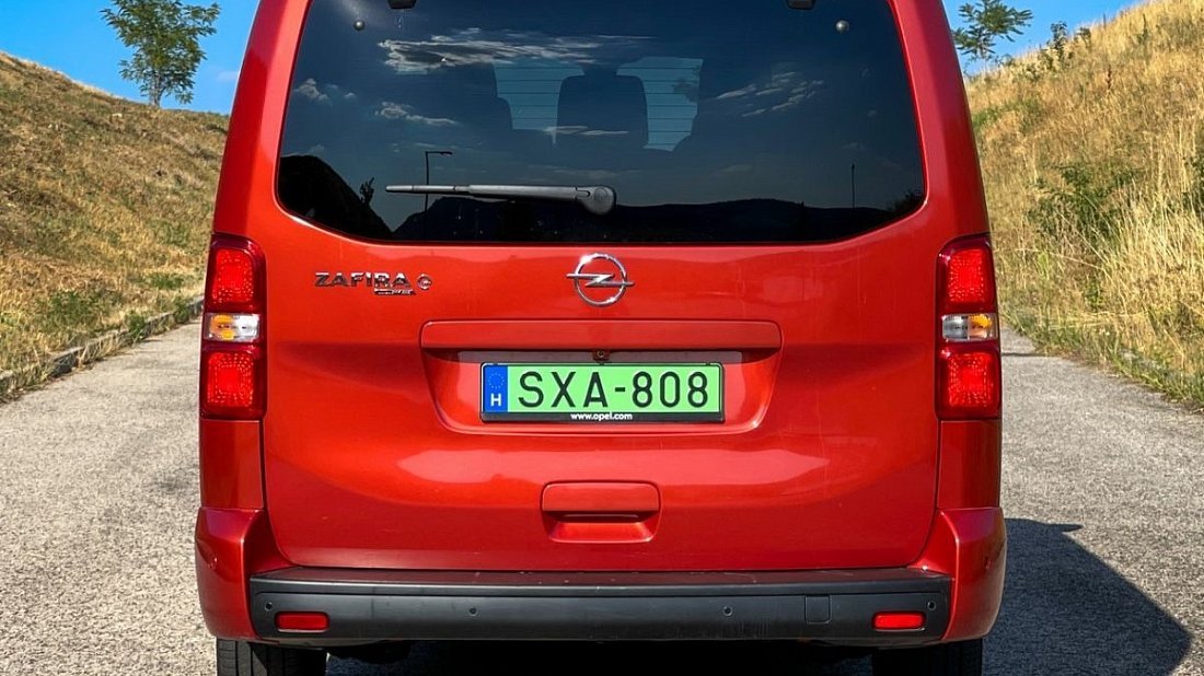 Opel Zafira Electric Life L 50 kWh (2020-2024) вид сзади, задние фонари, багажник, спойлер, эмблема, бампер, экстерьер