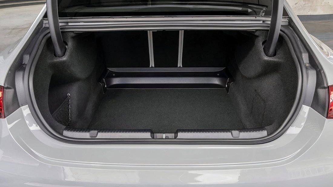 Mercedes EQE 500 4MATIC (2022-…) багажник, сиденья подняты, грузовое пространство, объем багажника, вместимость багажника, место для хранения