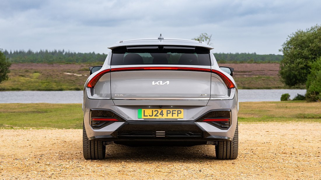 Kia EV6 Long Range RWD (2024-…) вид сзади, задние фонари, багажник, спойлер, эмблема, бампер, экстерьер