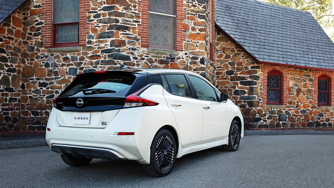 Nissan Leaf 60 kWh (2022-…) вид сзади, задние фонари, багажник, спойлер, эмблема, бампер, экстерьер