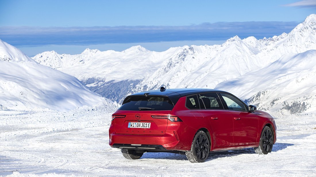 Opel Astra Electric Sports Tourer (2023-…) задняя часть в три четверти, вид в три четверти, диагональ, экстерьер