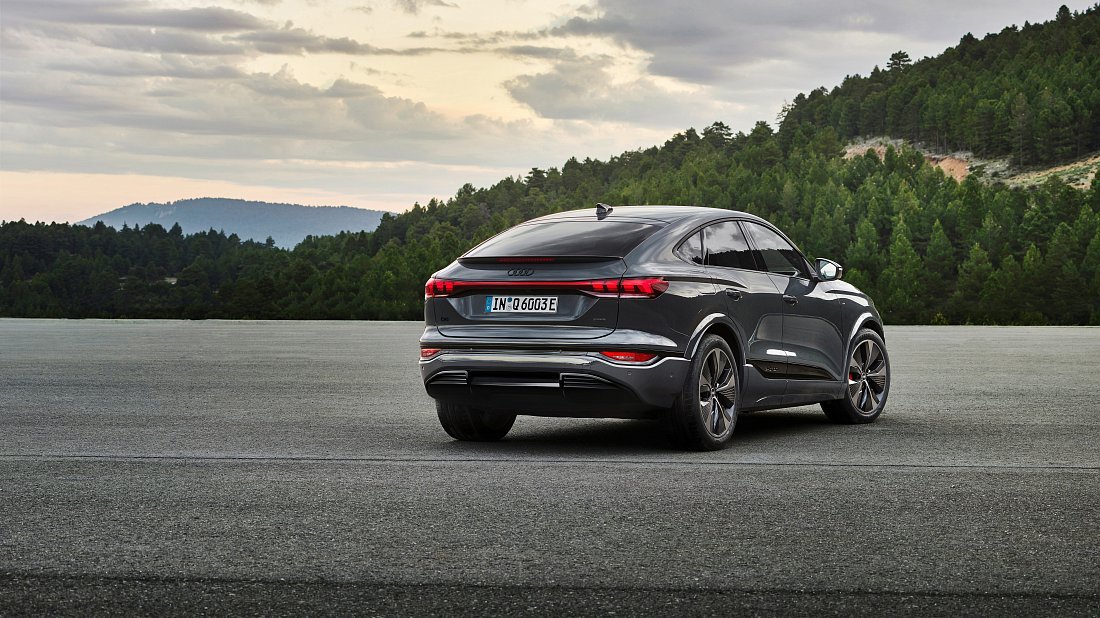 Audi Q6 Sportback e-tron quattro (2025-…) задняя часть в три четверти, вид в три четверти, диагональ, экстерьер