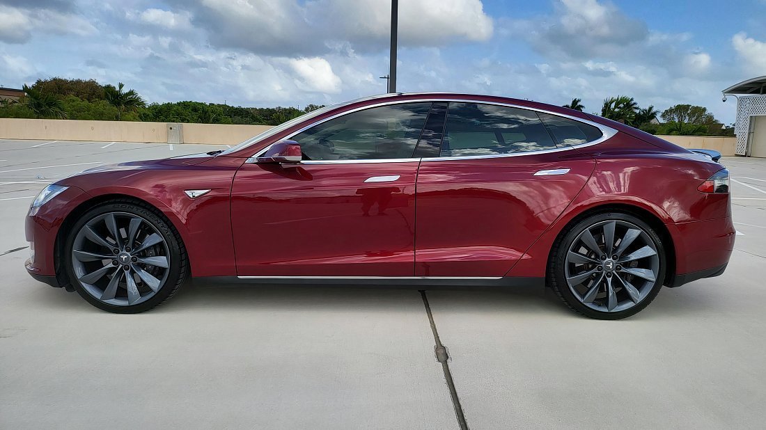 Tesla Model S 60 (2013-2015) вид сбоку, силуэт, двери, колеса, экстерьер