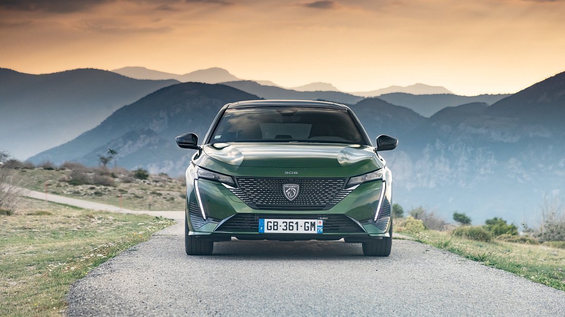 Peugeot e-308 Hatchback (2023-…) передняя часть, решетка радиатора, фары, бампер, экстерьер