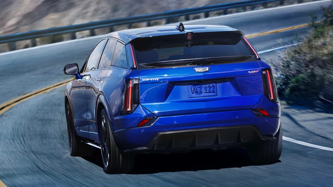 Cadillac Optiq V (2025-…) вид сзади, задние фонари, багажник, спойлер, эмблема, бампер, экстерьер