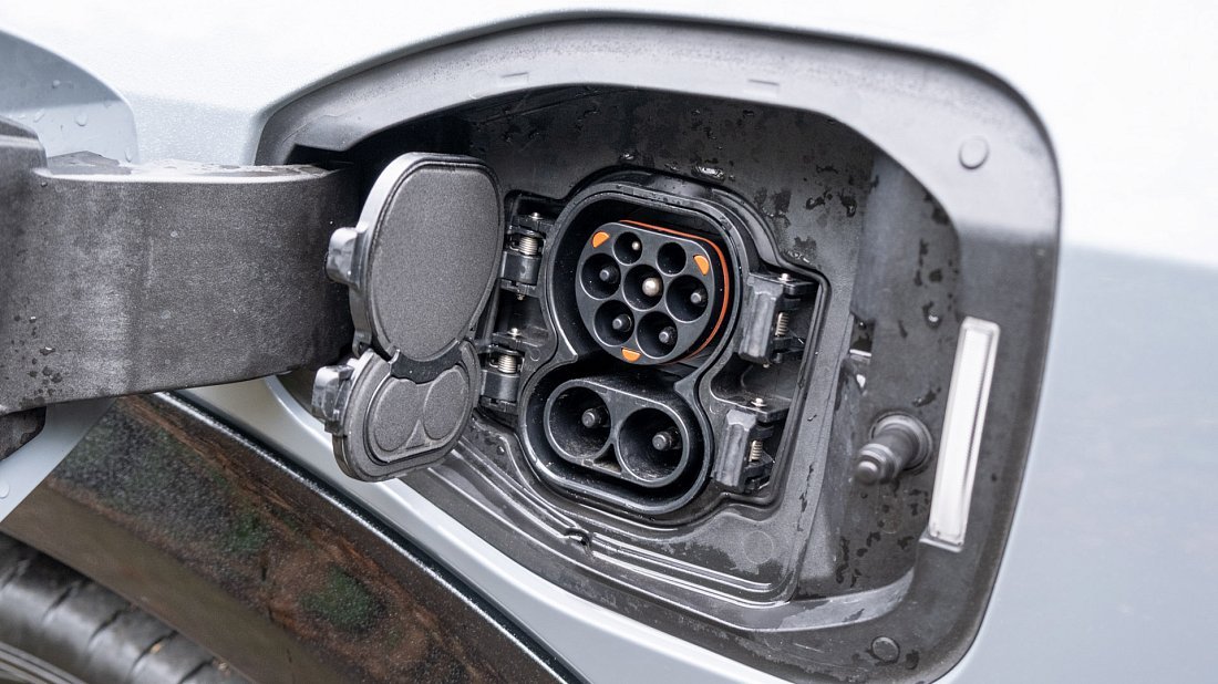 Фото Nissan Ariya 87 kWh e-4ORCE AWD Nismo (2024-…) порт для зарядки (Европа)