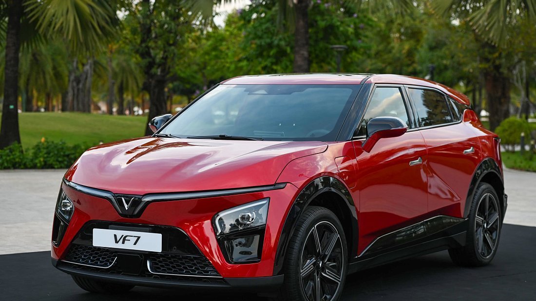 VinFast VF 7 Plus (2024-…) вид сбоку, силуэт, двери, колеса, экстерьер