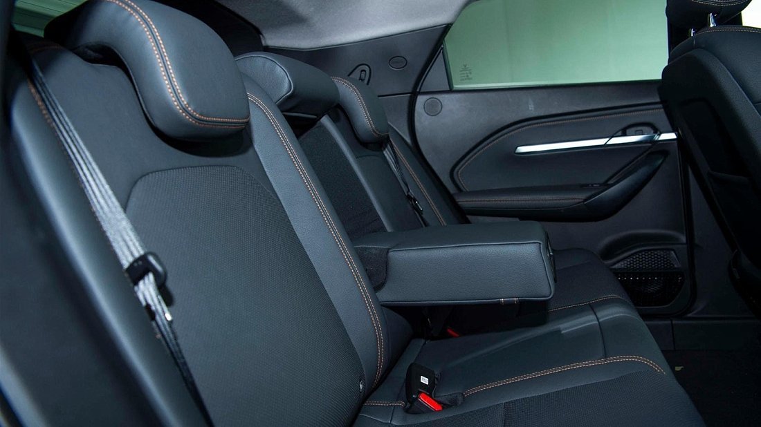 VinFast VF 6 Plus (2024-…) задние сиденья, пассажирские сиденья, пространство для ног, пространство над головой, интерьер