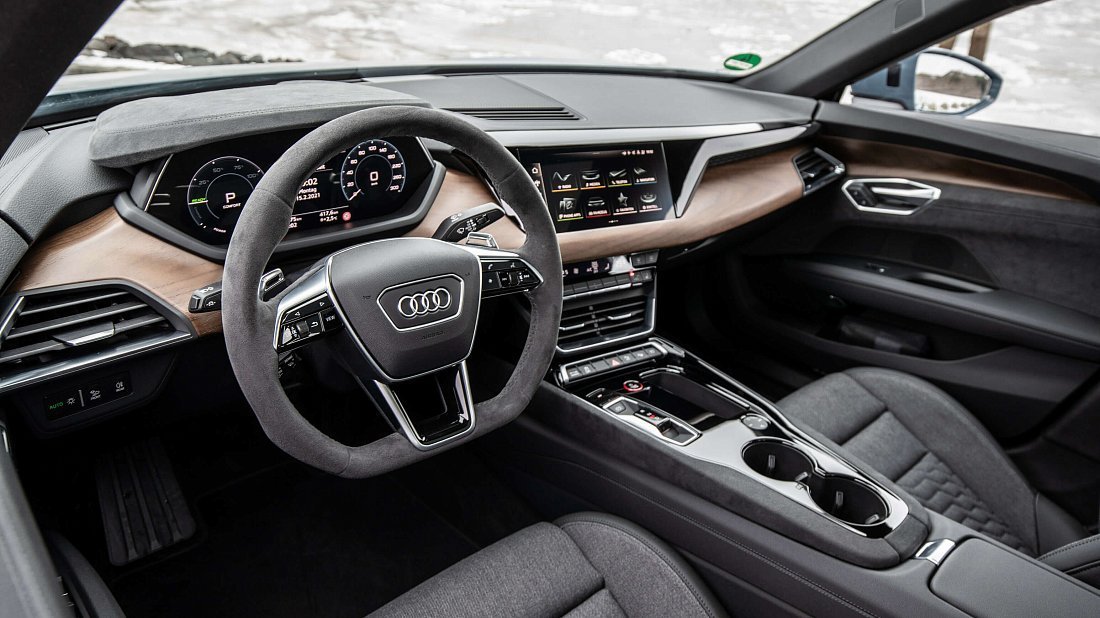 Audi e-tron GT RS (2021-2024) интерьер, переднее сиденье, водительское сиденье, приборная панель, рулевое колесо, информационно-развлекательная система, кокпит