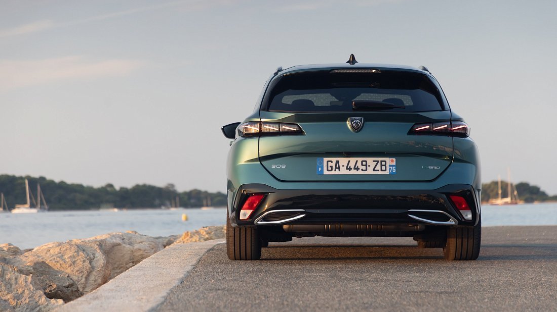 Peugeot e-308 Station Wagon (2023-…) вид сзади, задние фонари, багажник, спойлер, эмблема, бампер, экстерьер