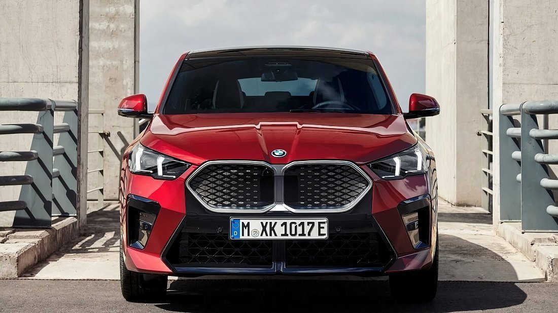 BMW iX2 eDrive20 (2024-…) передняя часть, решетка радиатора, фары, бампер, экстерьер