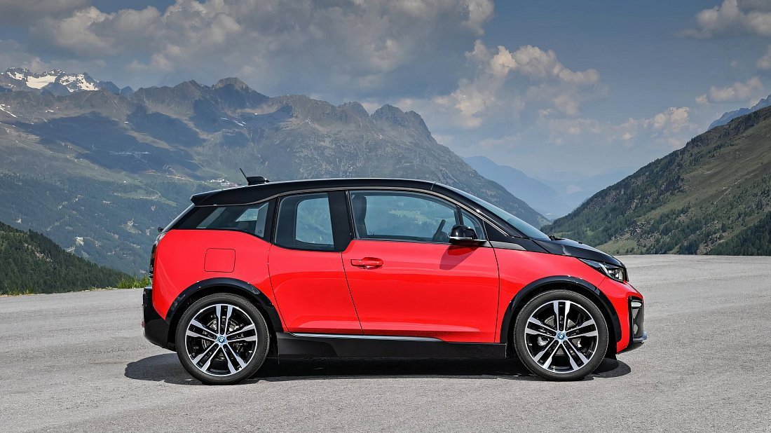 BMW i3s BEV 94 Ah (2017-2018) вид сбоку, силуэт, двери, колеса, экстерьер