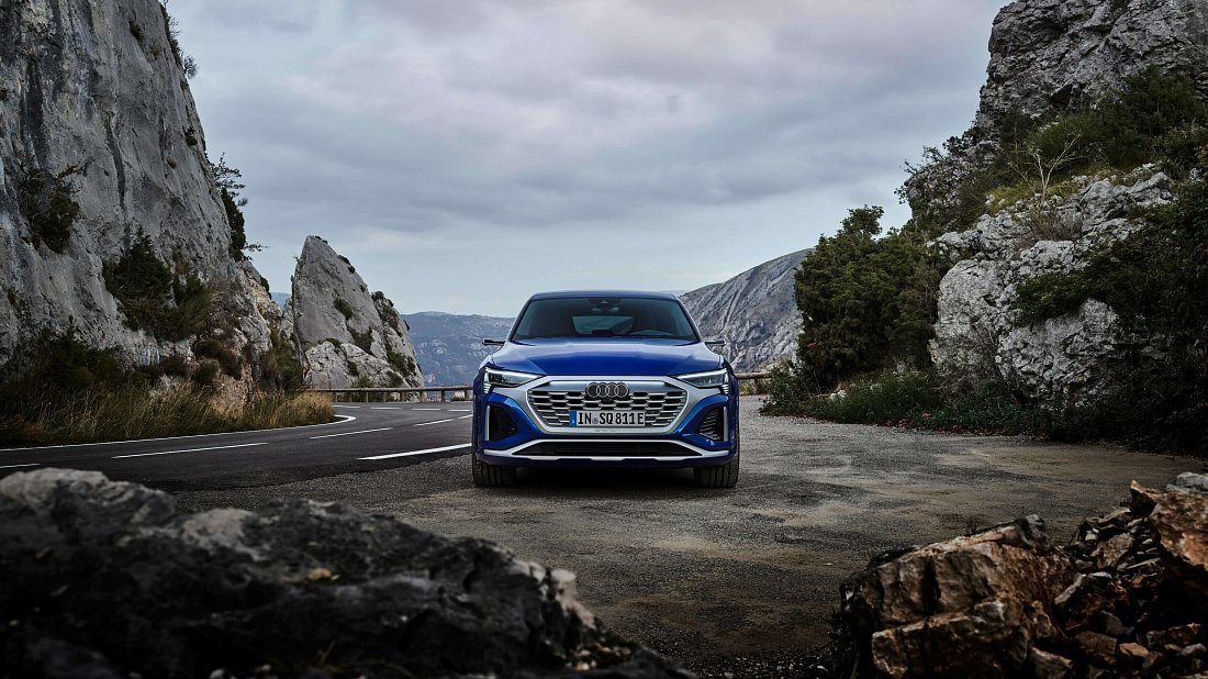 Audi SQ8 Sportback e-tron (2023-…) передняя часть, решетка радиатора, фары, бампер, экстерьер