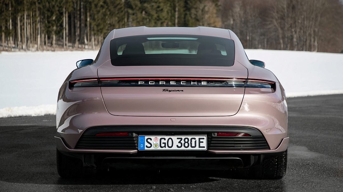 Porsche Taycan 4S (2020-2024) вид сзади, задние фонари, багажник, спойлер, эмблема, бампер, экстерьер