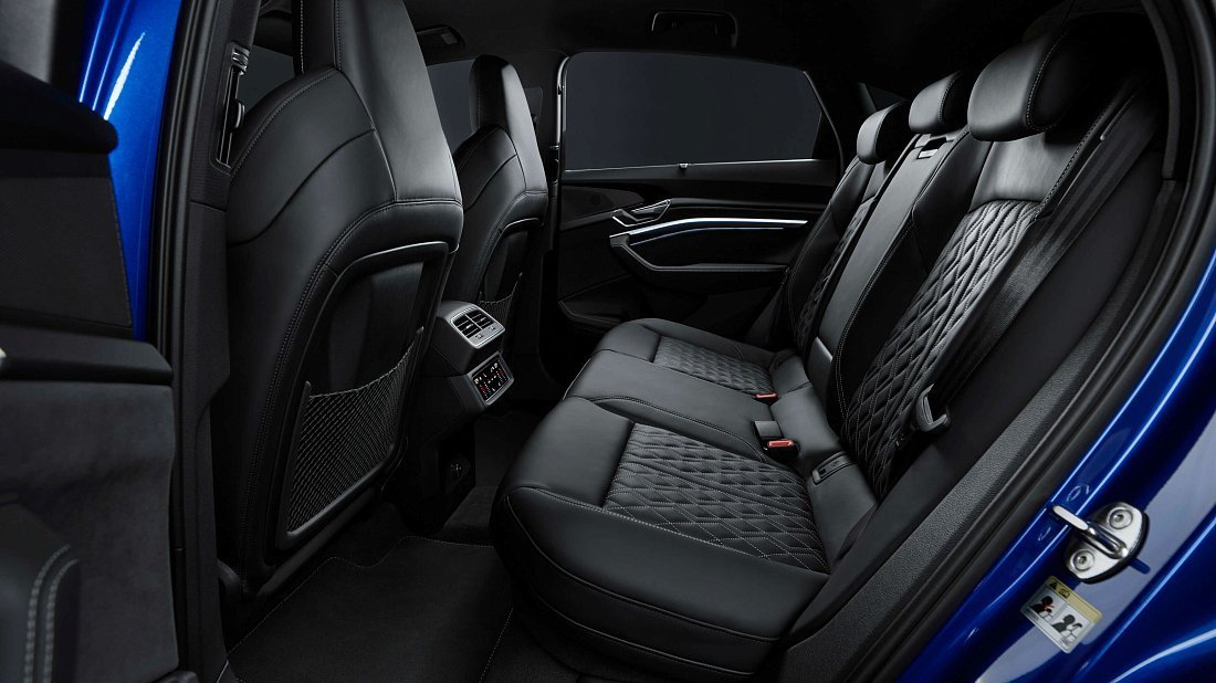 Audi SQ8 Sportback e-tron (2023-…) задние сиденья, пассажирские сиденья, пространство для ног, пространство над головой, интерьер