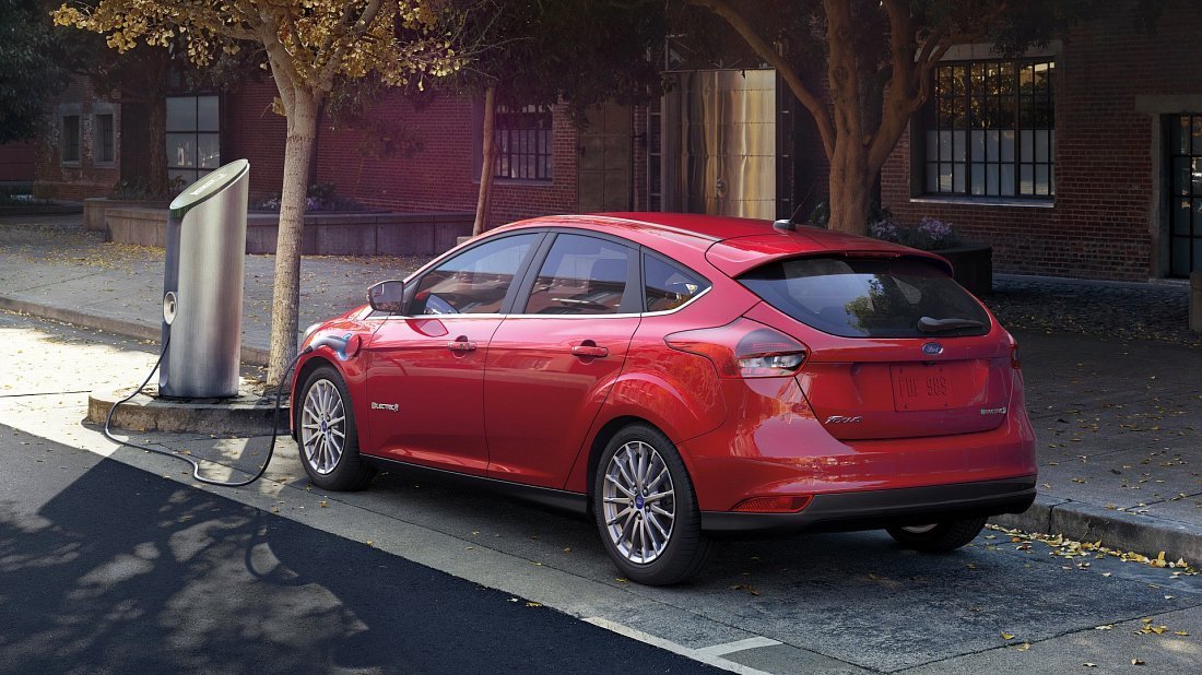 Ford Focus Electric 33 kWh (2017-2018) задняя часть в три четверти, вид в три четверти, диагональ, экстерьер