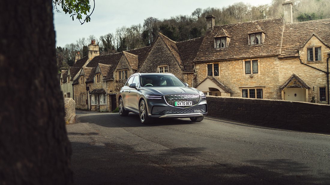 Фото Genesis Electrified GV70 AWD (2025-…) вид спереди, экстерьер