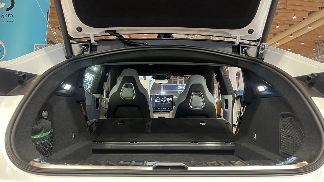 Polestar 4 Long Range Single Motor (2024-…) багажник, увеличенный объем, сиденья сложены, максимальный объем, максимальный груз, максимальная вместимость, максимальное пространство для хранения