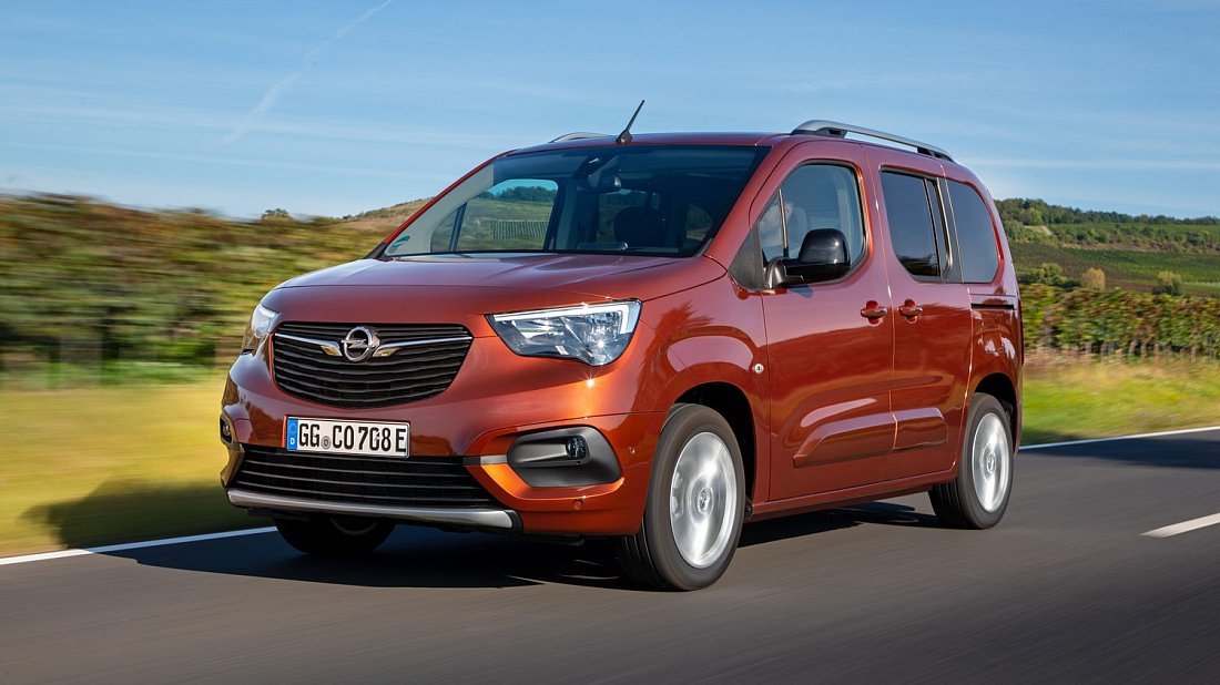 Opel Combo Electric Life 50 kWh (2021-2024) вид спереди, спереди сбоку, по диагонали, экстерьер