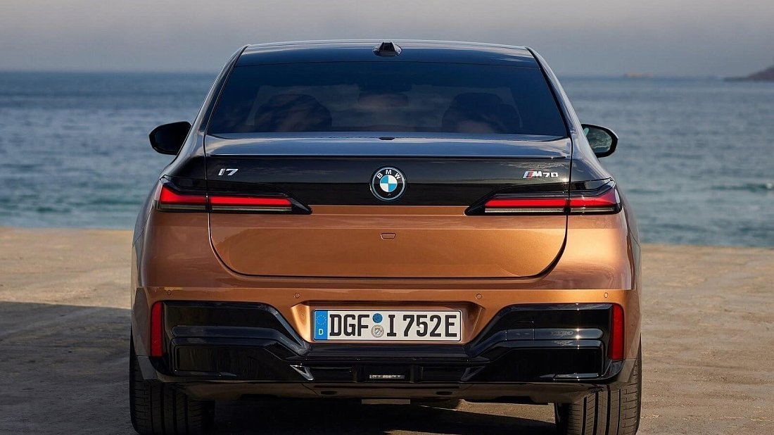 BMW i7 M70 xDrive (2023-…) вид сзади, задние фонари, багажник, спойлер, эмблема, бампер, экстерьер