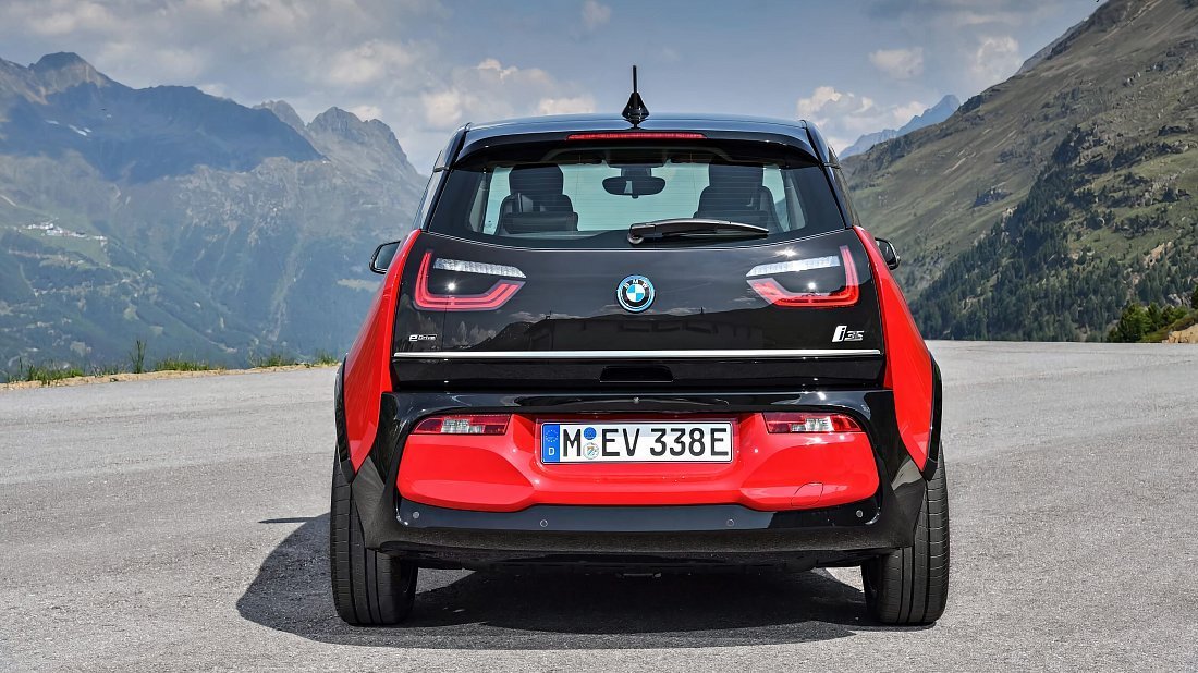BMW i3s BEV 120 Ah (2018-2022) вид сзади, задние фонари, багажник, спойлер, эмблема, бампер, экстерьер