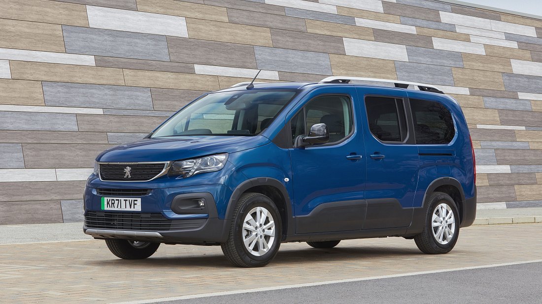 Peugeot e-Rifter Long 50 kWh (2021-2024) вид спереди, спереди сбоку, по диагонали, экстерьер